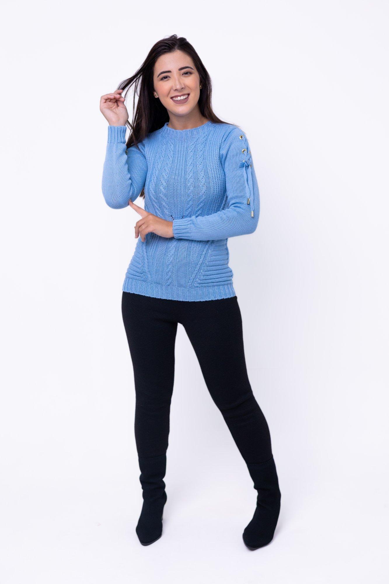 BLUSA COM DETALHE EM ILHÓS