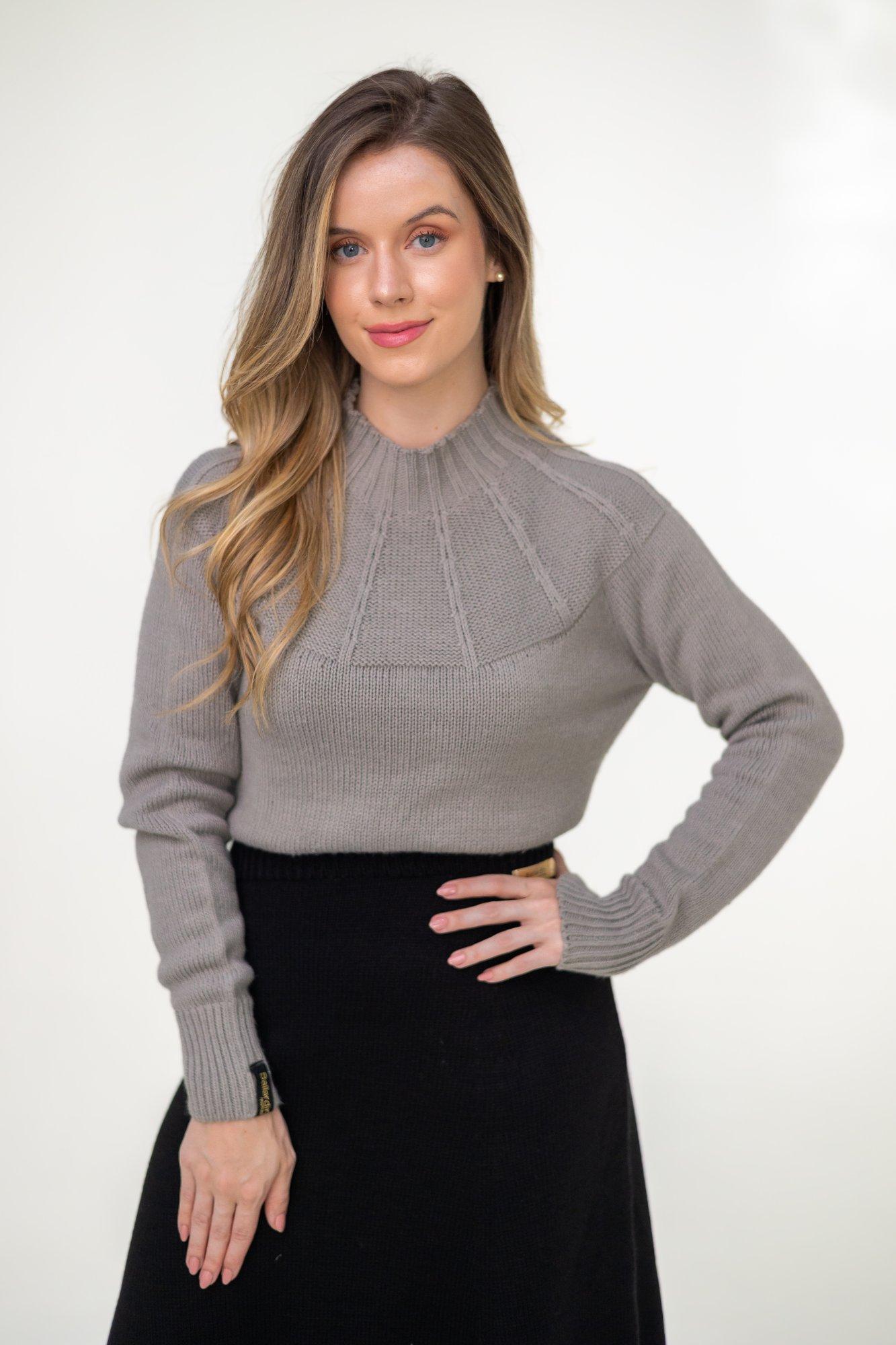 BLUSA COM DETALHES NA GOLA